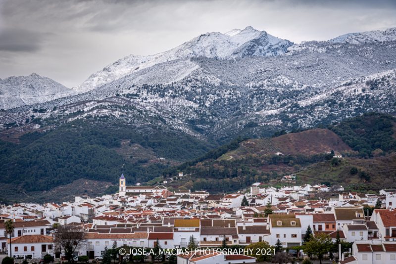 Imagen de Yunquera con el Parque Nacional Sierra de las Nieves de Fondo