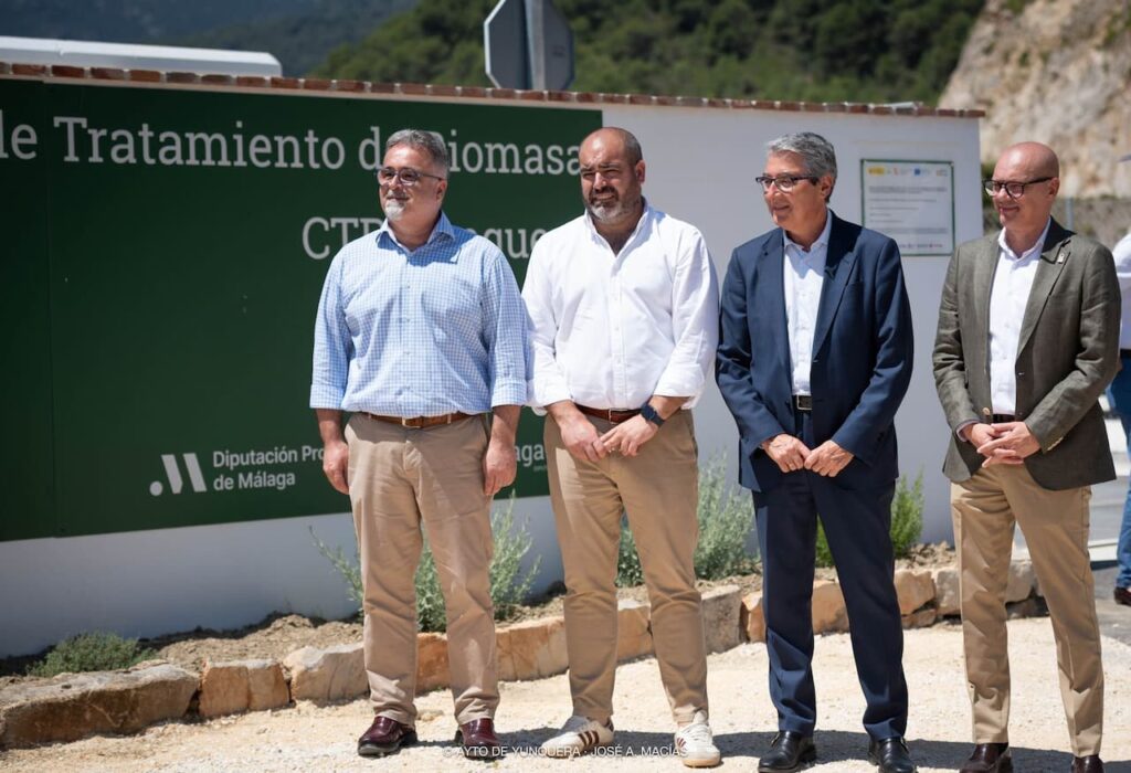 Inauguración del Centro de Biomasa de Yunquera - En la imagen, presidente de Mancomunidad, alcalde de Yunquera, presidente de la Diputación de Málaga y delegado de Medio Ambiente