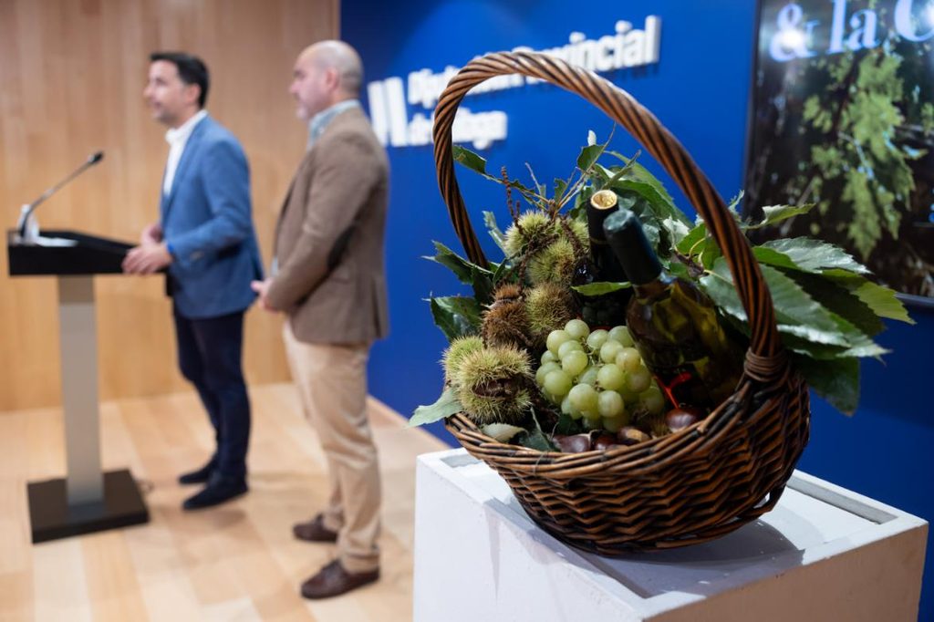 Presentación de la Feria del Vino y la Castaña de Yunquera 2026 con canasto, vino y uvas